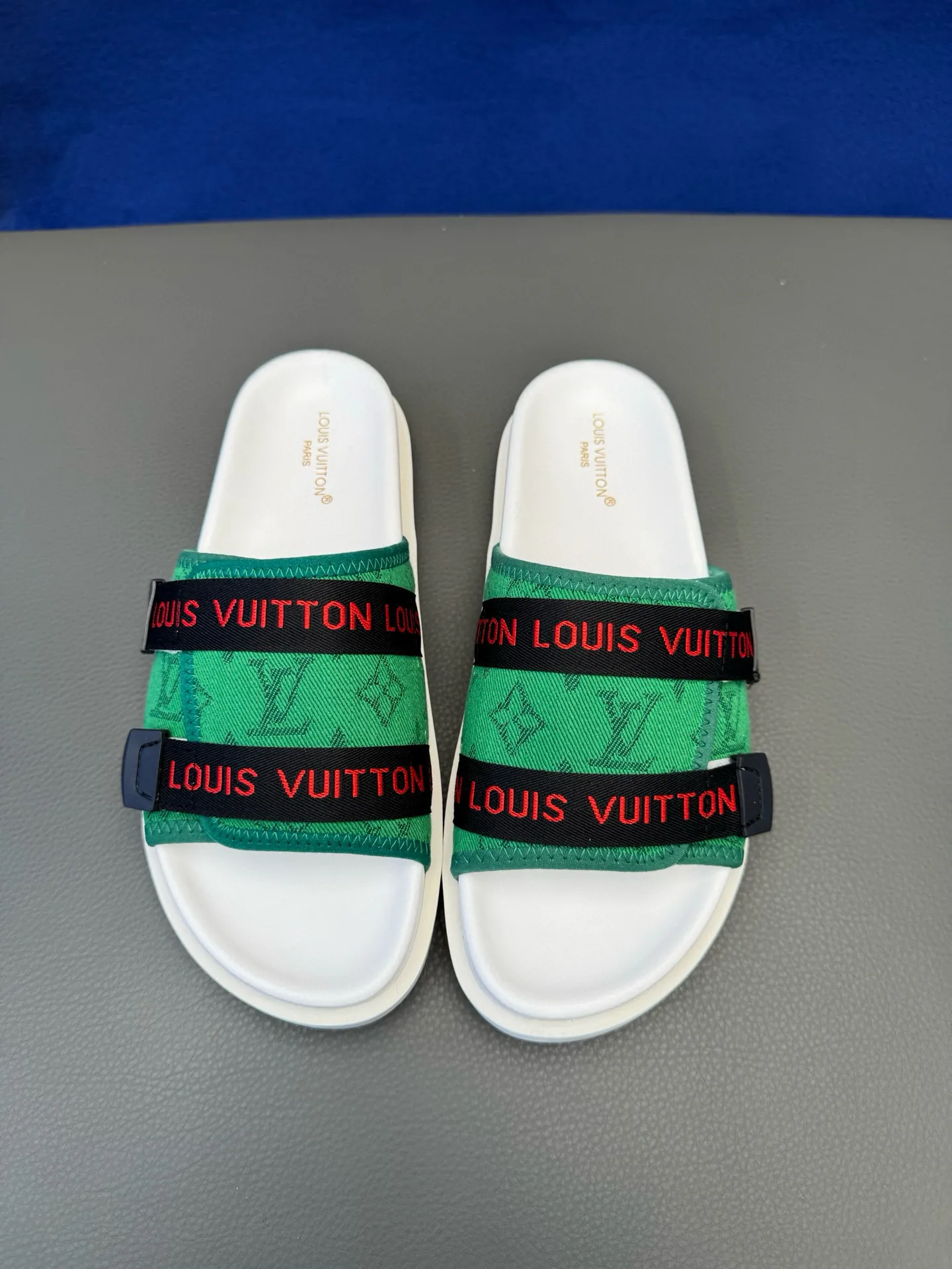 [L Home] P: 340💰Size: 38-45 Top purchasing lv men's summer slippers, classic presbyopia with soft real leather lining, unique color splicing effect, distinctive personality, fashionable and trendy essential style, light and comfortable. Lightweight and tough rubber insole, micro ridged foam outsole, super comfortable!